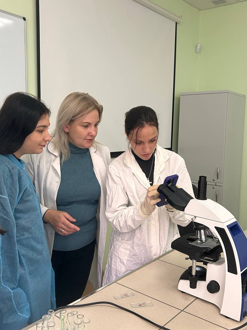 photo 5399920798120146850 y