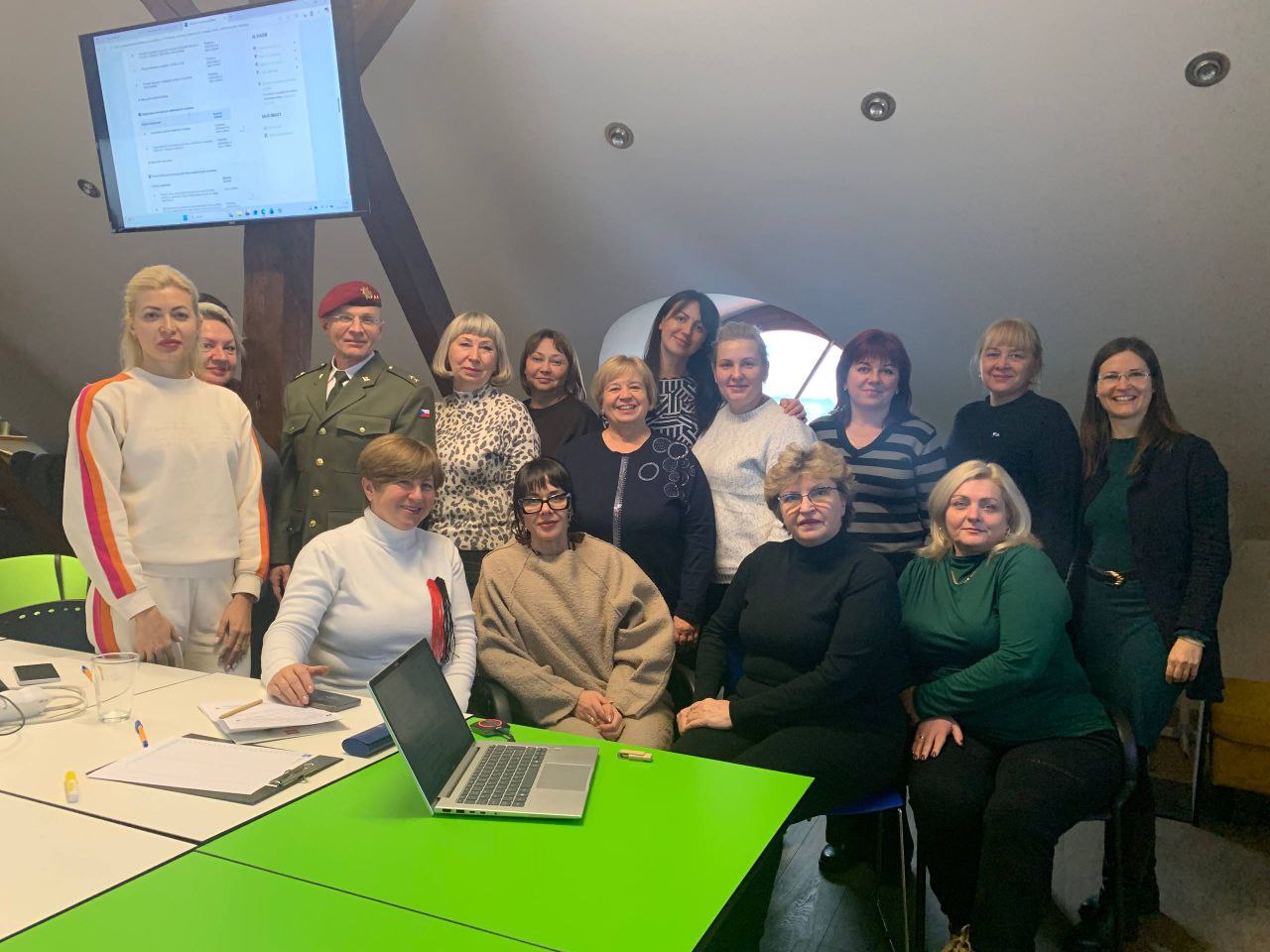 photo 5334914217536065008 y 1