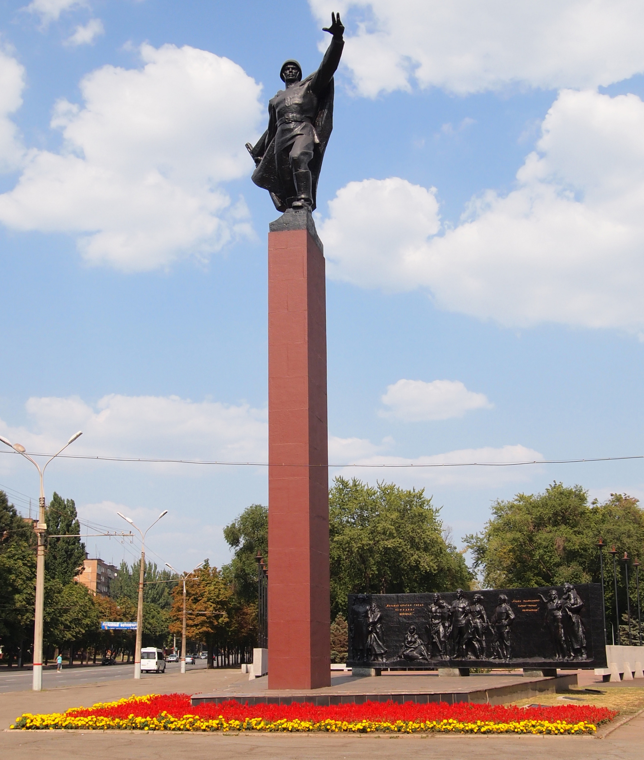 Kryvyi_Rih_-_statue.jpg